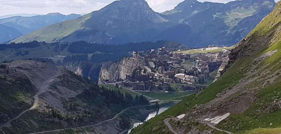 Vue panoramique de la station de ski d'Avoriaz en été